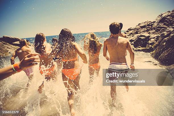 amigos en la playa - party retro fotografías e imágenes de stock