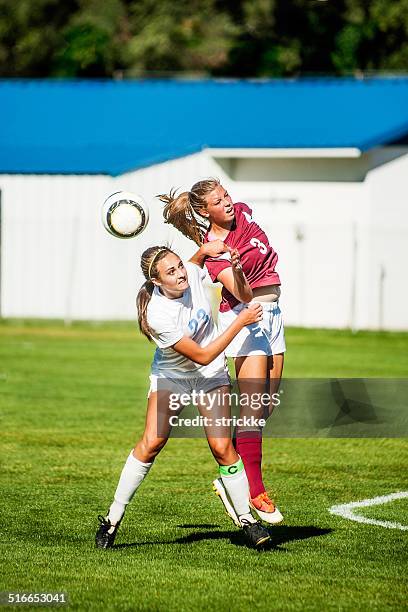 女性サッカー選手 2 つのヘッダのボールのリダイレクト - heading the ball ストックフォトと画像