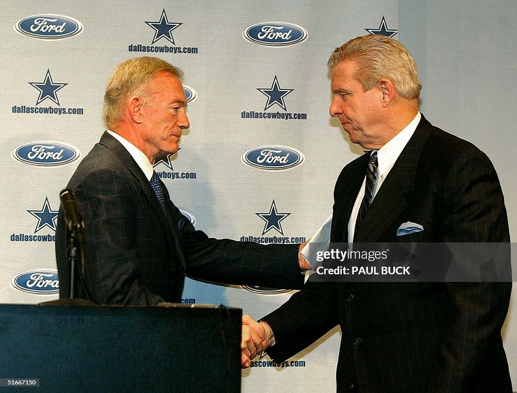 Dallas Cowboys' owner Jerry Jones (L) introduces B
