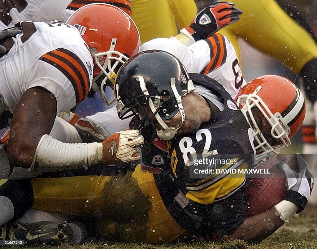 Cleveland Browns' defensive back Chris Akins (L) c