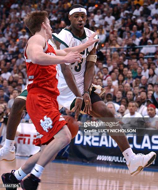 St. Vincent-St. Mary's LeBron James makes a last second pass as he drives to the basket past Mater Dei's Chris Henry in the first quarter, in Los...