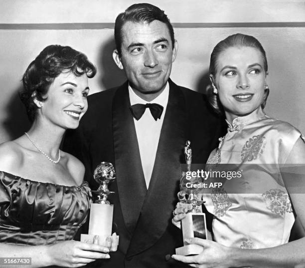 Actor Gregory Peck is surrounded 23 February 1956 by Grace Kelly , awarded Favorite Actress for "Henrietta" and Jean Simmons, named Best actress in a...