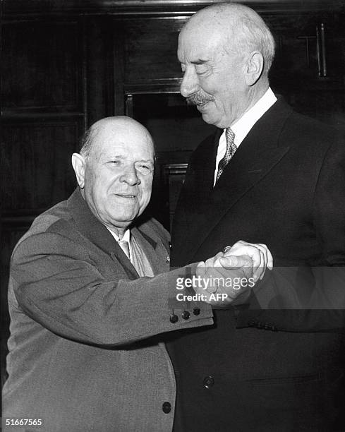 Photo taken 24 September 1963 in London, of violoncellist Pablo Casals dancing with Britain's conductor Adrian Boult. Casals created the Prades...