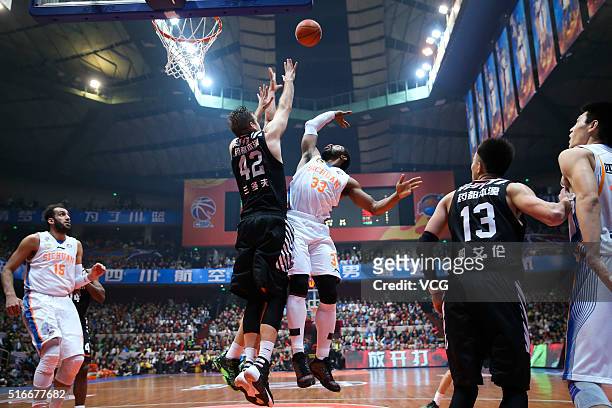 Shavlik Randolph of Liaoning Flying Leopards defends against Mike Harris of Sichuan Blue Whales during the Chinese Basketball Association 15/16...