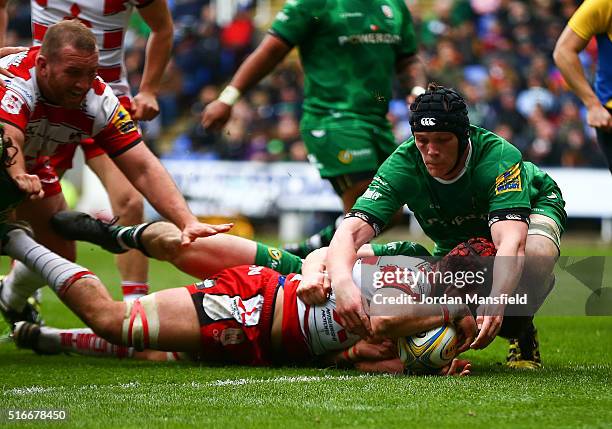 Lewis Ludlow of Gloucester touches down a try during the Aviva Premiership match between London Irish and Gloucester Rugby at the Madejski Stadium on...