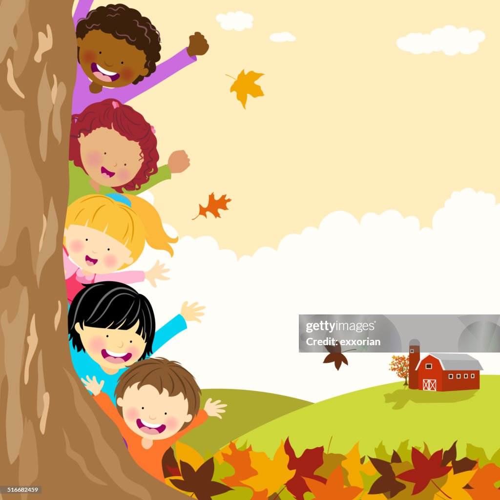 多民族の子供秋の木の後ろに隠れて