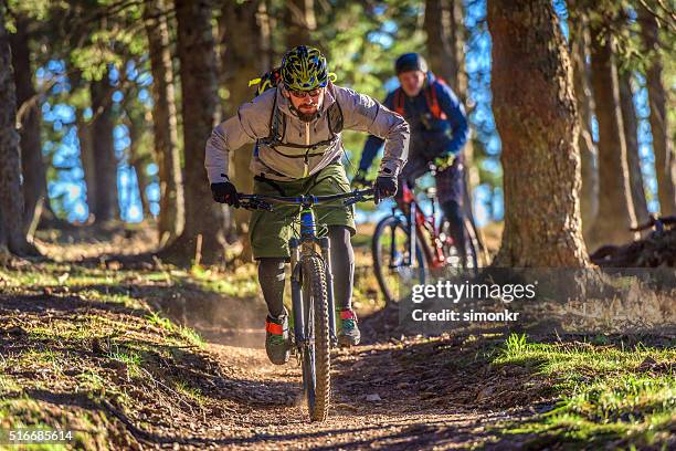 people enjoying mountain biking - mountainbiken stockfoto's en -beelden