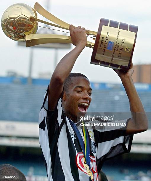 Robinho of Santos lifts the trophy 15 December at Morumbi Stadium in Sao Paulo after his team defeated Corinthians in the Brazilian soccer...