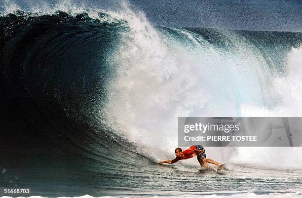 Kelly Slater of the US competes at the Banzai Pipeline on the North Shore of Oahu, Hawaii, during the Xbox Pipeline Masters 17 December 2002. The...