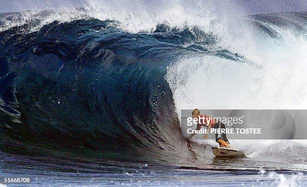 Australian Mick Fanning competes at the Banzai Pipeline on the North Shore of Oahu, Hawaii, during ther Xbox Pipeline Masters 17 December 2002. The...