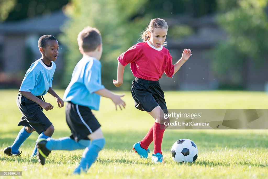 Treten einen Ball Feld