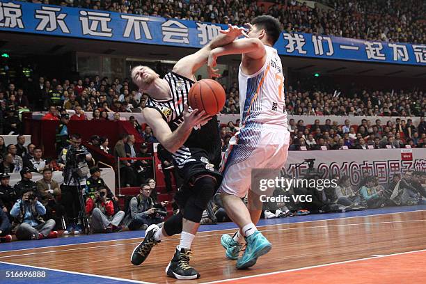 Shavlik Randolph of Liaoning Flying Leopards drives the ball against Cai Chen of Sichuan Blue Whales during the Chinese Basketball Association 15/16...