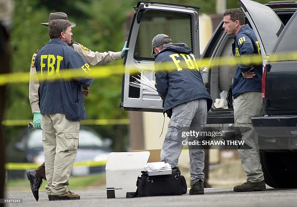 FBI agents load supplies into a truck 20 October 2