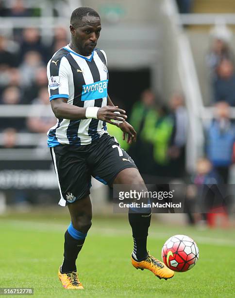 Moussa Sissoko of Newcastle United controls the ball during the Barclays Premier League match between Newcastle United and Sunderland at St James...