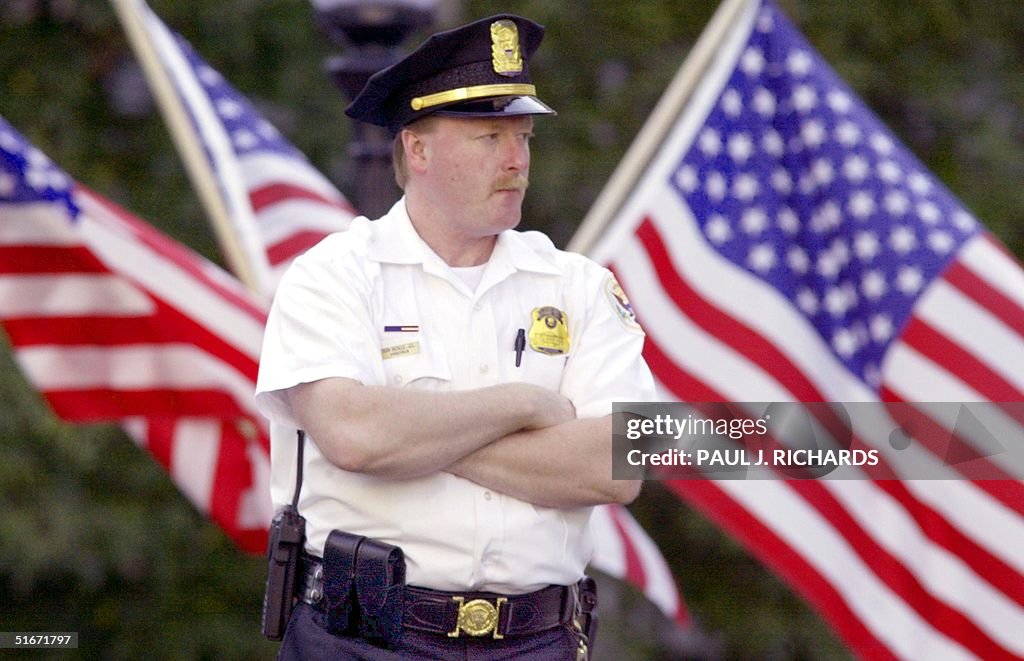 Secret Service Operator A United States Secret Service Uniformed Division Officer stands his ...
