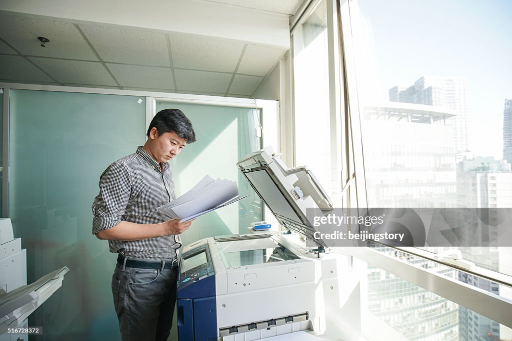 Asiatique Homme d'affaires dans un bureau-copie fichier