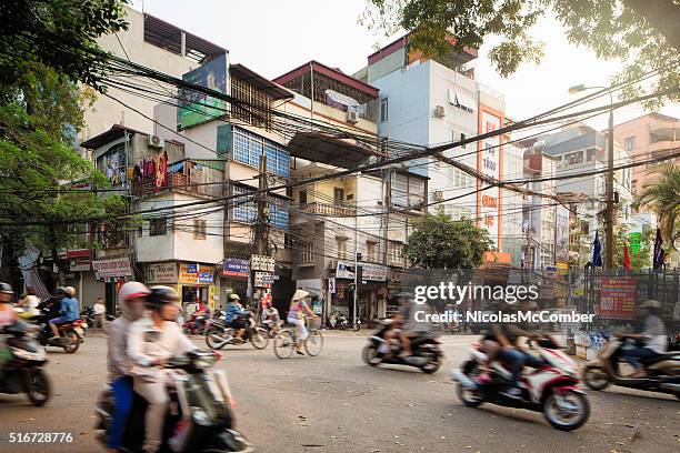 verkehr am morgen auf der lo-duc-street in hanoi, vietnam - corner shop stock-fotos und bilder