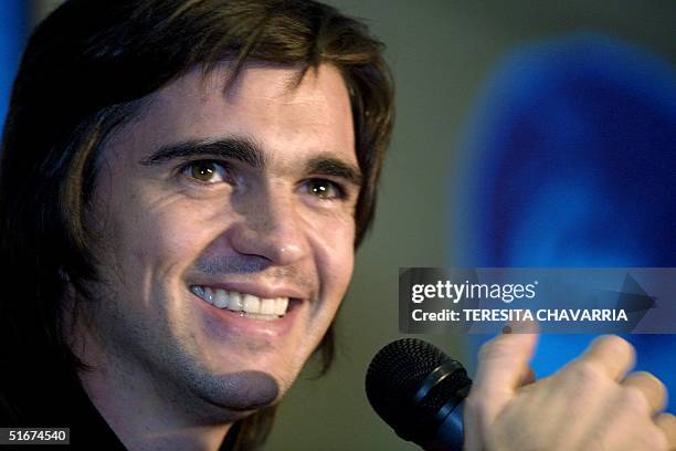 The Colombian singer/song writter Juanes speaks to the press 13 September 2002 at the San Rafael hotel in Heredia, Costa Rica. AFP PHOTO/Teresita...