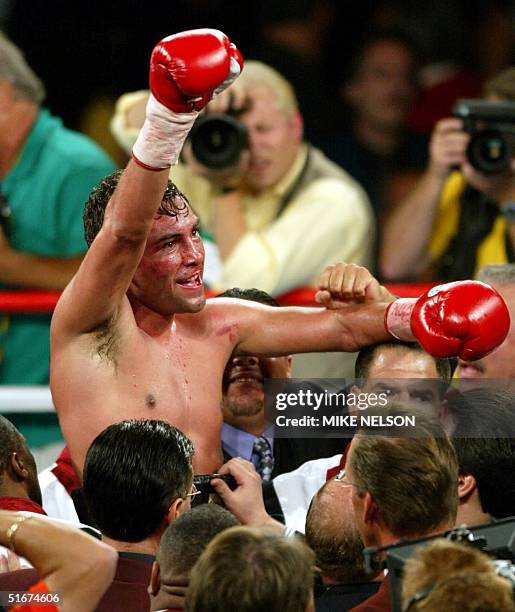 Oscar de la Hoya of the United States celebrates his victory over compatriot Fernando Vargas after an 11th round TKO to retain his World Boxing...