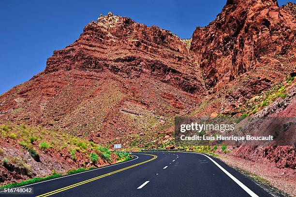 arizona desert road - geologia stock-fotos und bilder