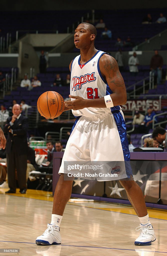 Bobby Simmonds Bobby Simmons of the Los Angeles Clippers controls the ball against ...