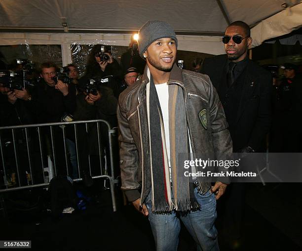 Singer Usher arrives for the world premiere of concert film Jay-Z "Fade to Black", November 4, 2004 at the Zigfield theater in New York City.