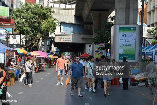 persone al mercato domenicale di silom distretto, bangkok, tailandia - silom foto e immagini stock