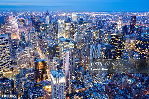 new york city skyline, manhattan, aerial view at night - new york aerial stockfoto's en -beelden