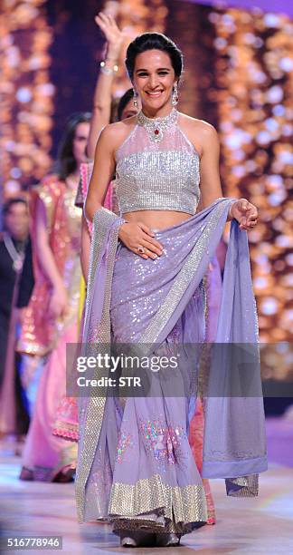 Indian Bollywood actress Tara Sharma showcases a creation during a charity fashion show in Mumbai on late March 20, 2016. / AFP / STR