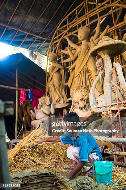 artisan making durga idols - idols foto e immagini stock