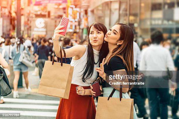 日本のガールフレンドのショッピング、渋谷の東京 - 女子会　日本 ストックフォトと画像