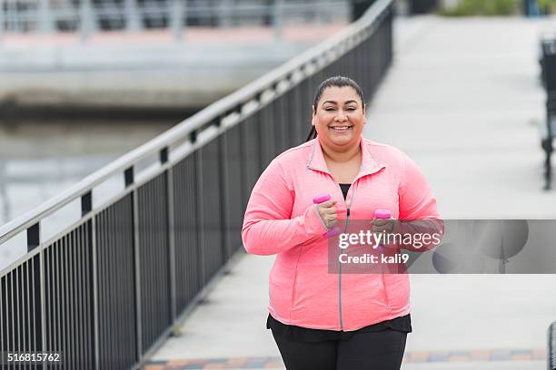 mulher hispânica com excesso de peso ou pista de corrida ao ar livre - hand weight - fotografias e filmes do acervo