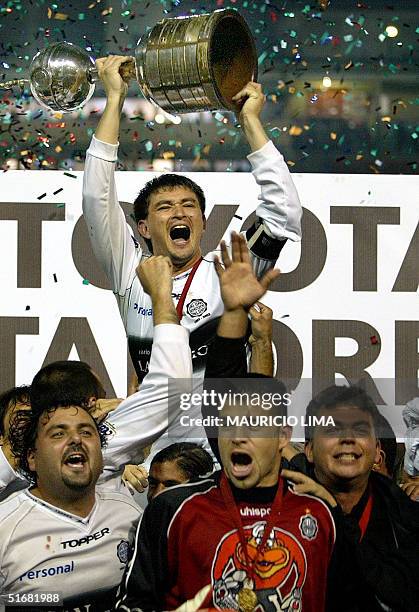 Julio Cesar Enciso, mediocampista y capitan de Olimpia de Paraguay, levanta la Copa luego de vencer al Sao Caetano en la final de la Copa...