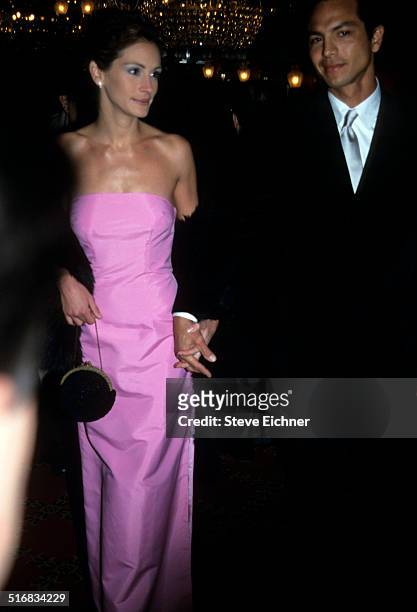 Julia Roberts and Benjamin Bratt at Step Mom permeire, New York, December 15, 1998.