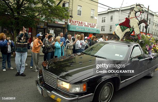 Mobster John Gotti's funeral procession passes the Bergin Hunt and Fish Club in Queens, New York, 15 June 2002 on the way to the cemetary. The former...