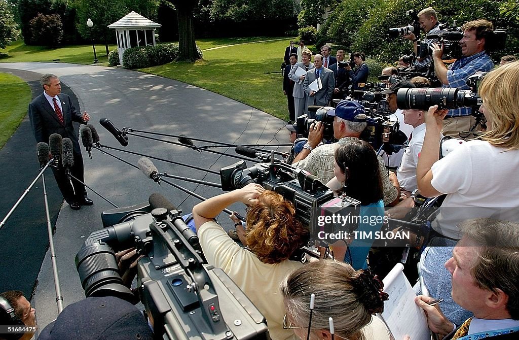 US President George W. Bush (L) announces to the p