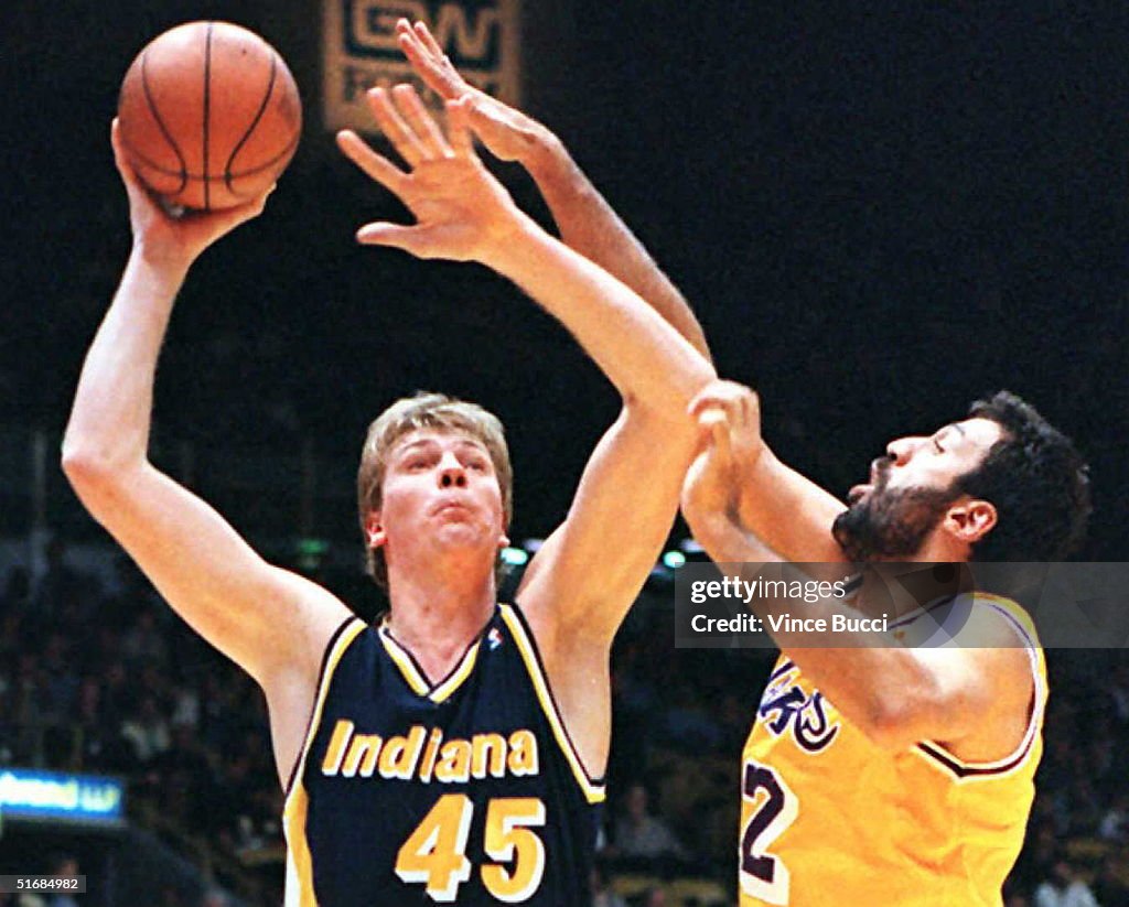 Center Rick Smits of the Indiana Pacers (L) puts u