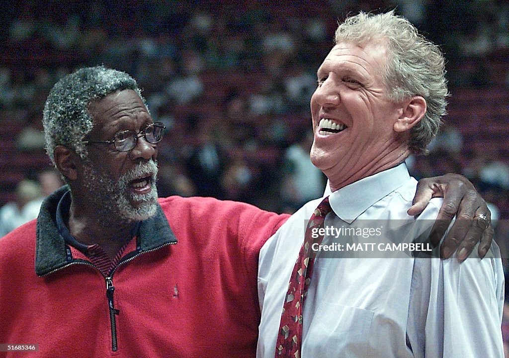 NBA legends Bill Russell (L) Bill Walton talk befo