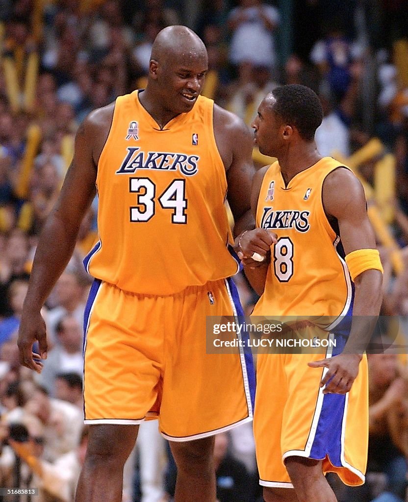 Shaquille O'Neal (L) smiles at teammate Kobe Bryan