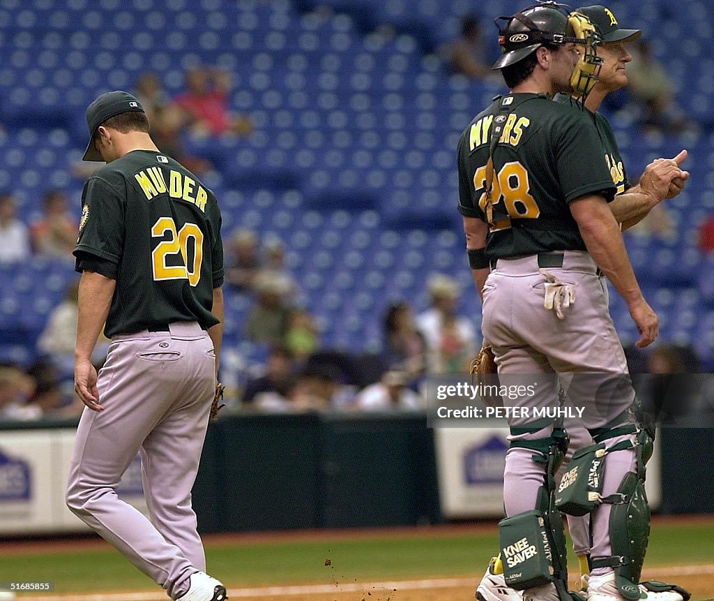 Oakland Athletics starting pitcher Mark Mulder (L)