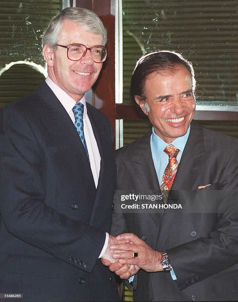 British Prime Minister John Major(L) and Argentine