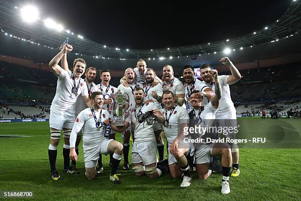 England celebrate after thier Grand Slam victory during the RBS Six Nations match between France and England at Stade de France on March 19, 2016 in...