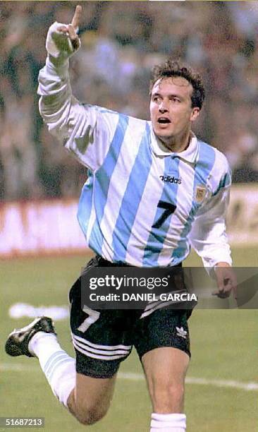 Abel Balbo de Argentina, festeja el segundo gol para su equipo, 08 Julio, que se enfrento al combinado de Bolivia en partido de la Copa America en...