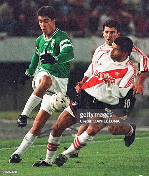 Juan Pablo Angel del Atletico Nacional de Medellin, Colombia disputa el balon con Ricardo Altamirano del River Plate de Argentina,16 agosto estadio...