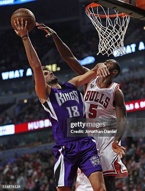 Omri Casspi of the Sacramento Kings hits Bobby Portis of the Chicago Bulls in the face as he goes up for a shot at the United Center on March 21,...