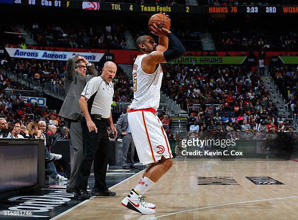 Al Horford of the Atlanta Hawks shoots a three-point basket against the Washington Wizards at Philips Arena on March 21, 2016 in Atlanta, Georgia....