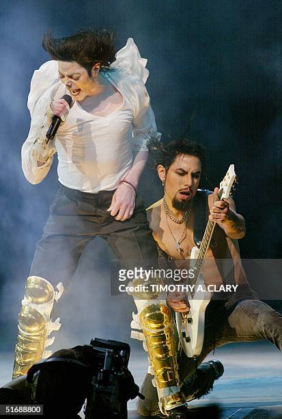 Singer Michael Jackson and guitarist Dave Navaro perform during the Democratic National Committee benefit concert, "A Night at the Apollo", at the...