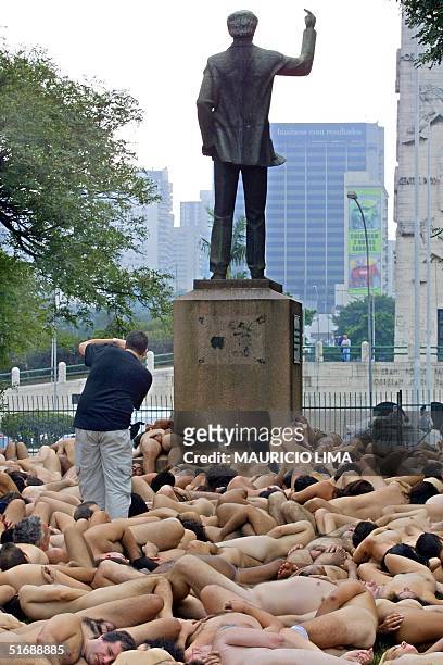 Photographer Spencer Tunick frames his nude subjects 27 April, 2002 in Parque del Ibirapuera in Sao Paulo, Brazil. Some 1,000 people participated in...