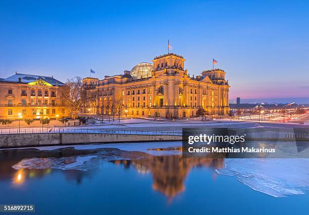 reichstag berlin winter reflection - élections fédérales allemandes photos et images de collection