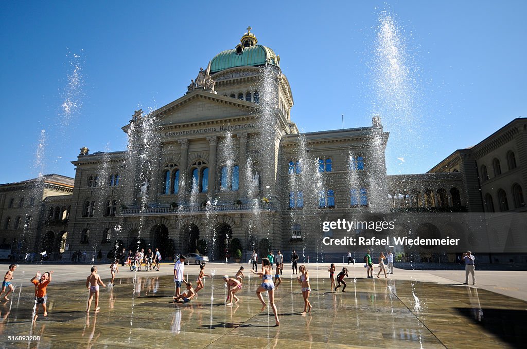 Kinder spielen im Schweizer Parlament Gebäude